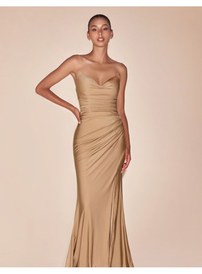 Robe longue en satin avec décolleté en cœur pour l'invitée