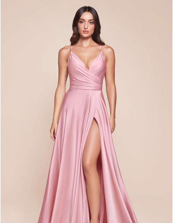 Longue robe de soirée en satin avec fente et fines bretelles
