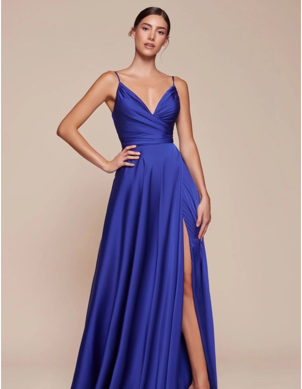 Longue robe de soirée en satin avec fente et fines bretelles