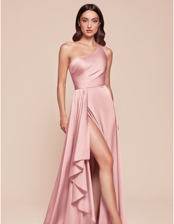 Robe longue en satin avec épaule nue