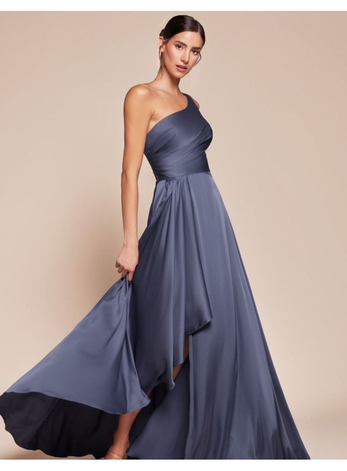 Robe longue en satin avec épaule nue