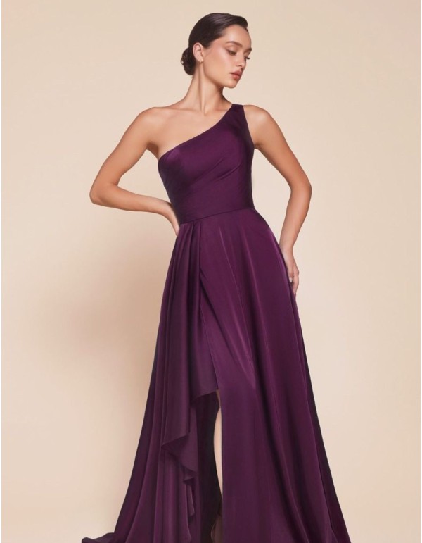 Robe longue en satin avec épaule nue 2