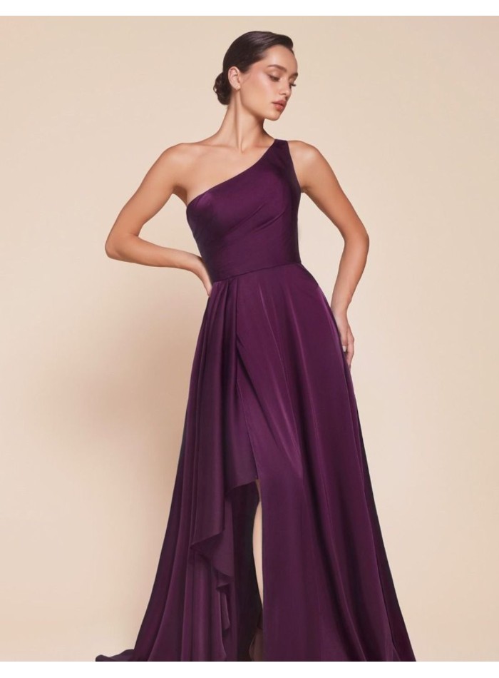 Robe longue en satin avec épaule nue