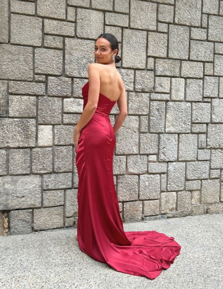 robe de soirée en satin sans bretelles avec corsage drapé et ouverture sur le devant