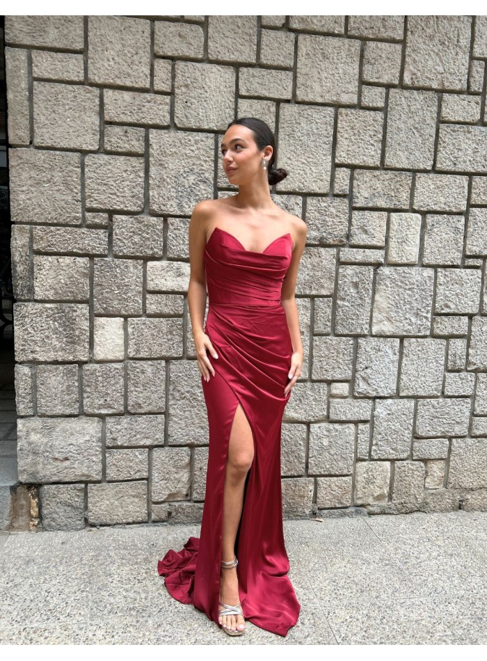 robe de soirée en satin sans bretelles avec corsage drapé et ouverture sur le devant