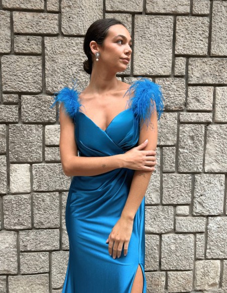 Party dress for guest with feathers on the shoulder