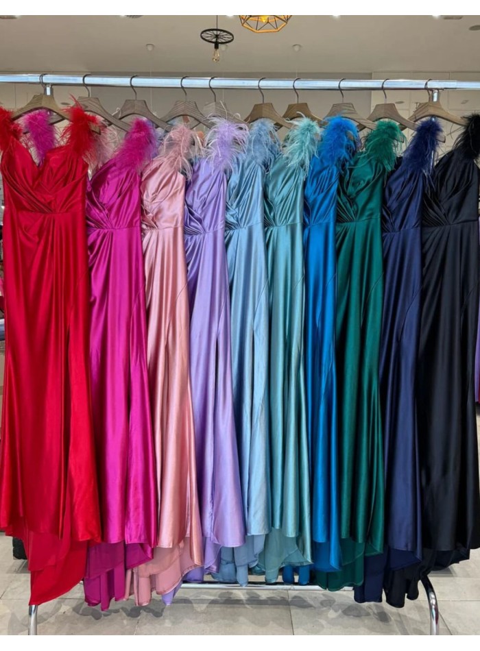 Vestido de fiesta para invitada con plumas en...
