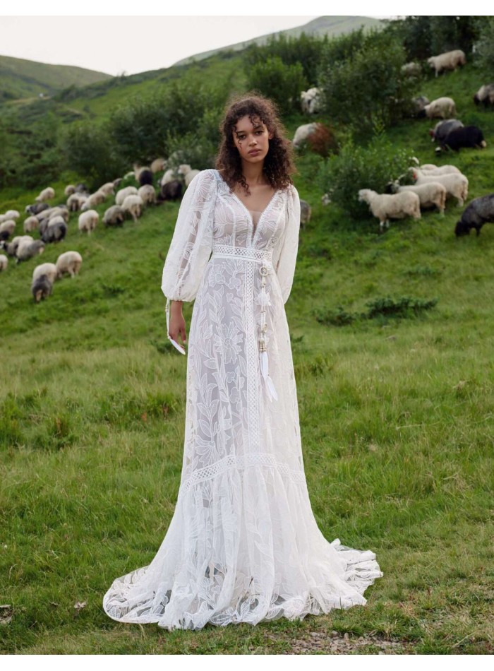 Boho style wedding dress with macrame and lace INVITADISIMA