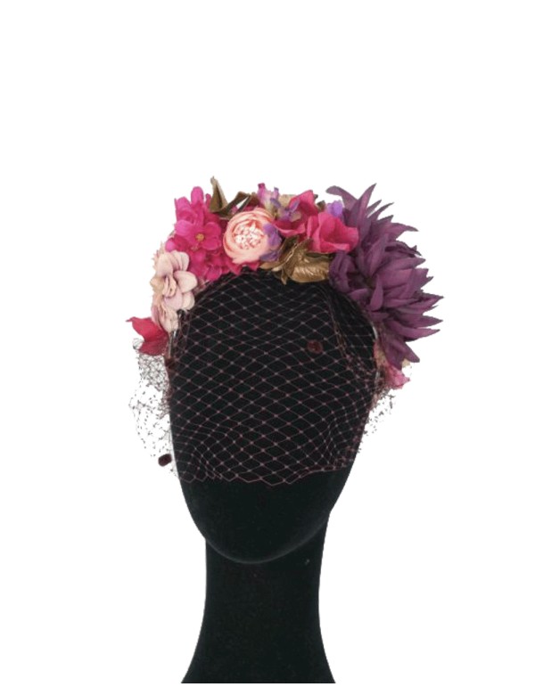 Corona de flores de colores y texturas con velo morado de Lamatte