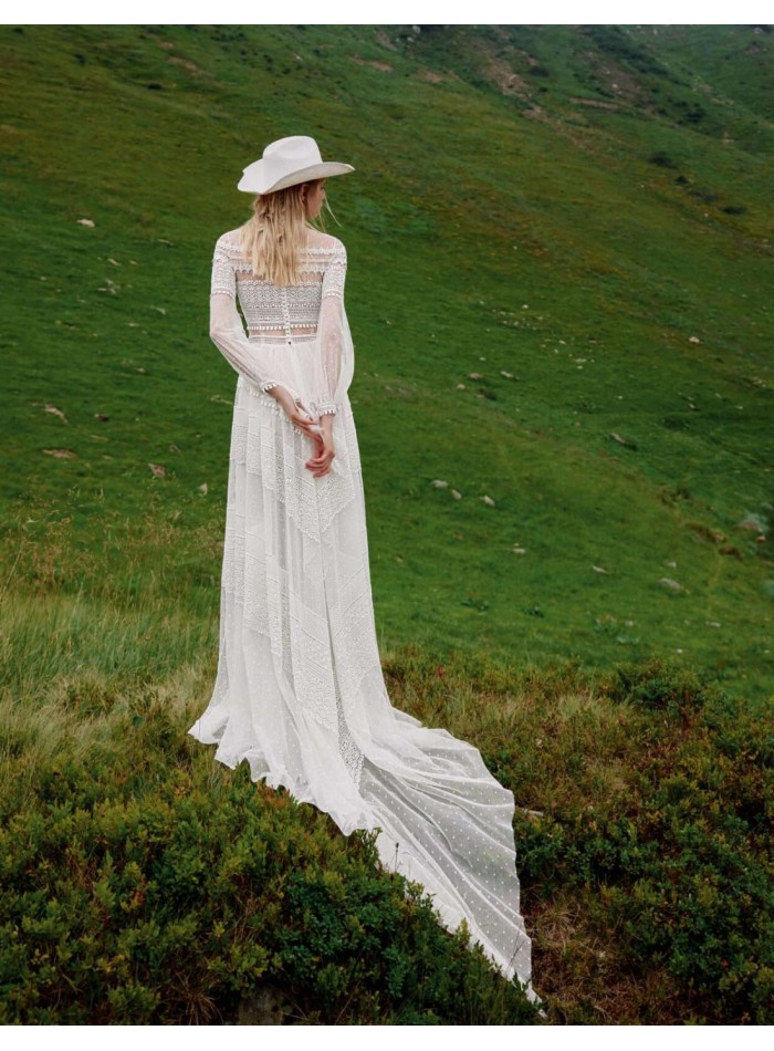 Long wedding dress in tulle and lace