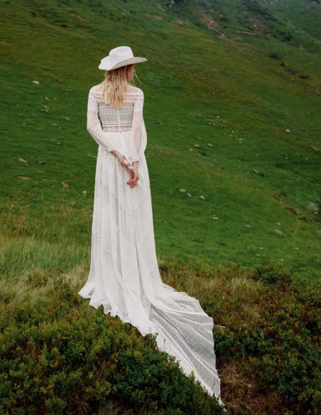 Long wedding dress in tulle and lace
