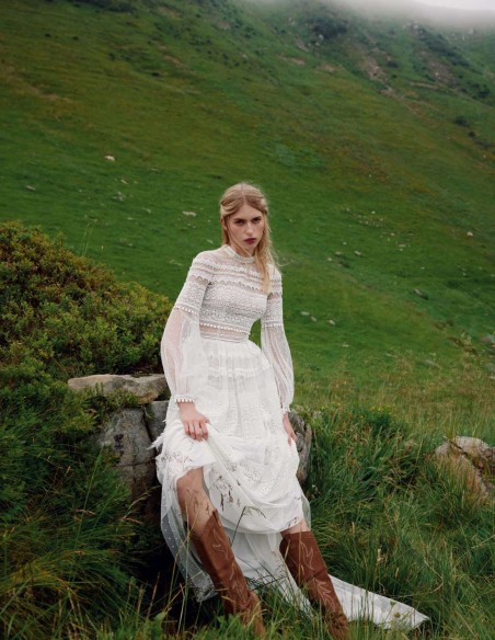 Long wedding dress in tulle and lace