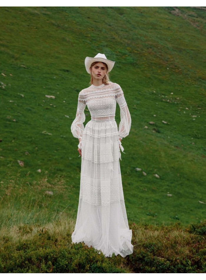 Long wedding dress in tulle and lace