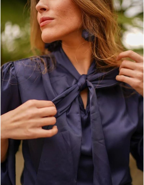 Chemisier bleu marine avec épaulettes et décolleté en V 2