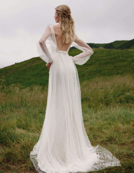 Vestido de novia largo con espalda descubierta y cuerpo de perlas