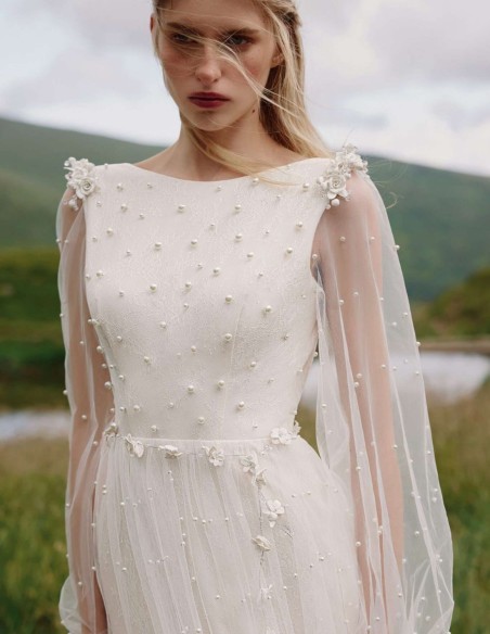 Vestido de novia largo con espalda descubierta y cuerpo de perlas