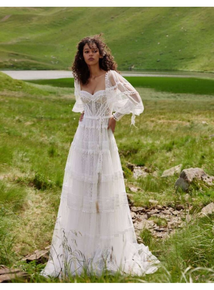 Vestido largo de novia con escote corazón realizado en encaje