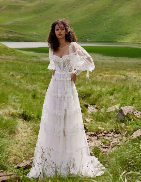 Vestido largo de novia con escote corazón realizado en encaje