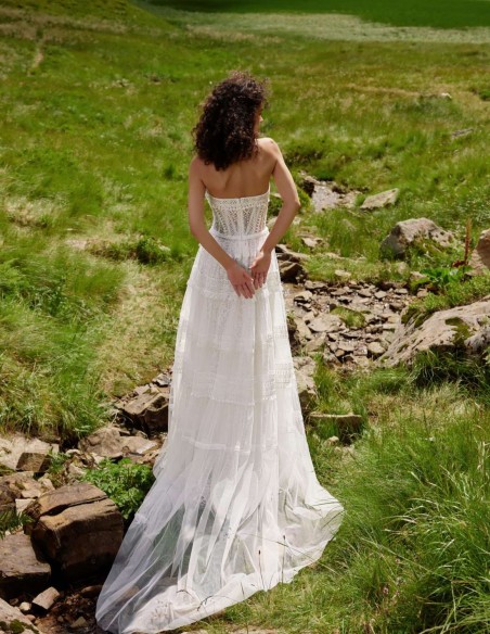 Robe de mariée longue avec décolleté en cœur en dentelle