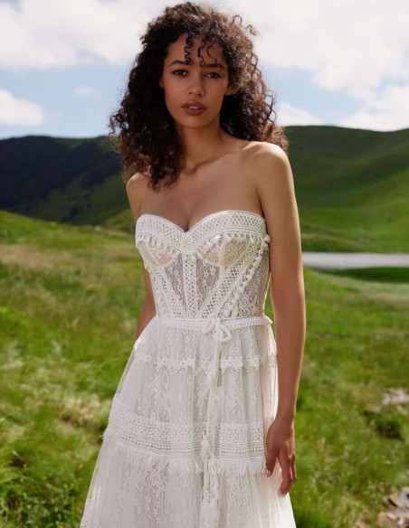 Long wedding dress with sweetheart neckline made of lace