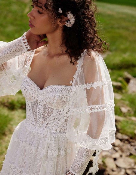 Long wedding dress with sweetheart neckline made of lace