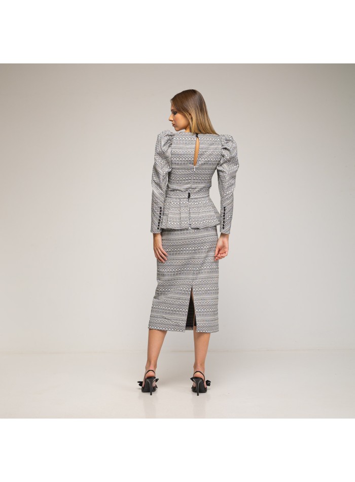 Guest top with puffed sleeves in black and white