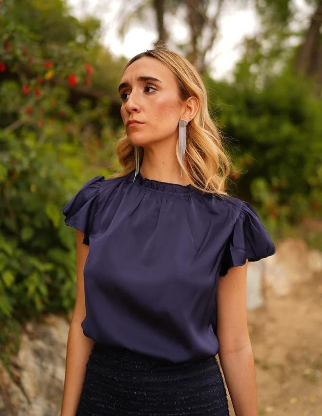 Navy blouse with short sleeves and ruffles | INVITADISIMA