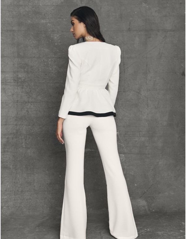 Pantalón con corte acampanado y tiro alto blanco 2