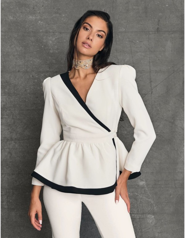 Chaqueta de traje cruzada con peplúm