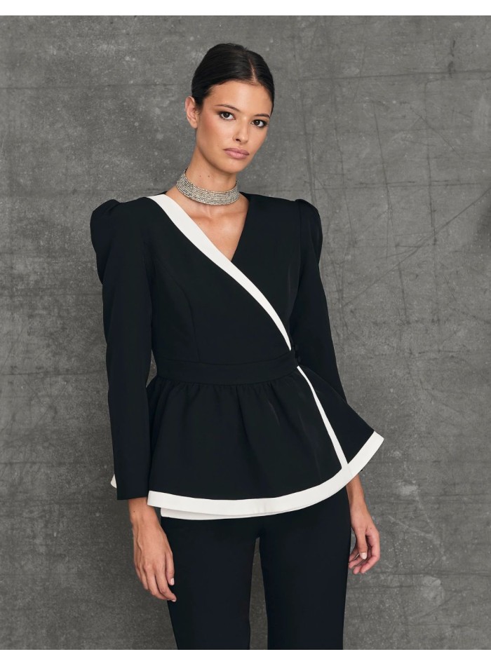 Chaqueta de traje para invitada con peplum en negro