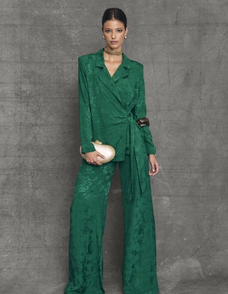 Pantalón para invitada con corte acampanado