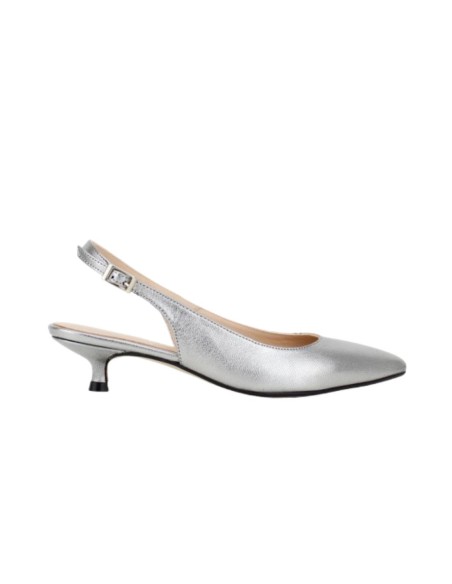 Zapato destalonado de tacón bajo con acabado metalizado