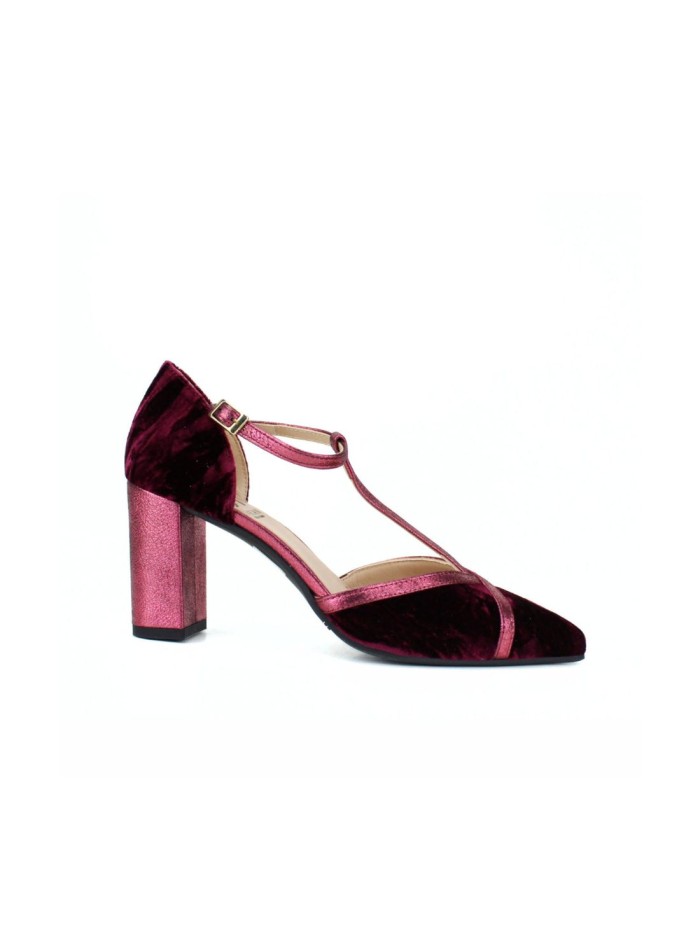 Burgundy velvet heeled shoe with metallic straps