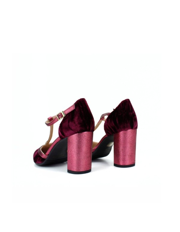Burgundy velvet heeled shoe with metallic straps 2