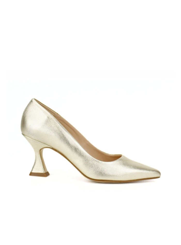 Metallic trapeze style heeled shoe with pointed toe finish