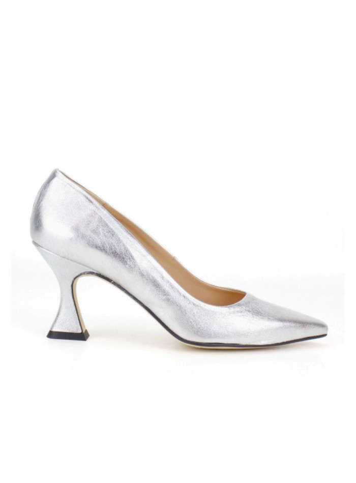 Metallic trapeze style heeled shoe with pointed toe finish