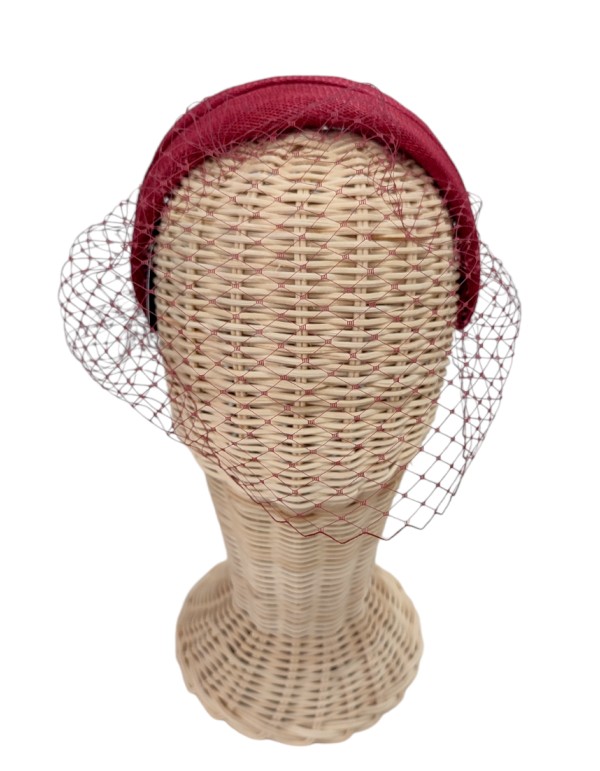 Diadema para invitada de rafia granate con velo rejilla para eventos 2