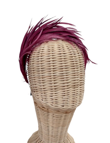 Diadema de invitada artesanal con plumas de oca granate para eventos