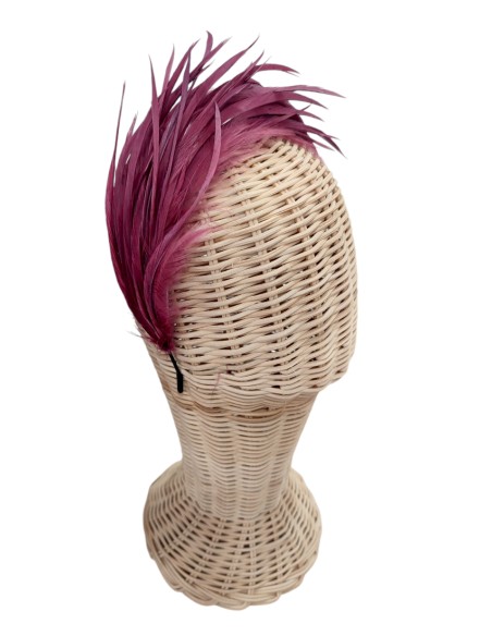 Diadema de invitada artesanal con plumas de oca granate para eventos especiales