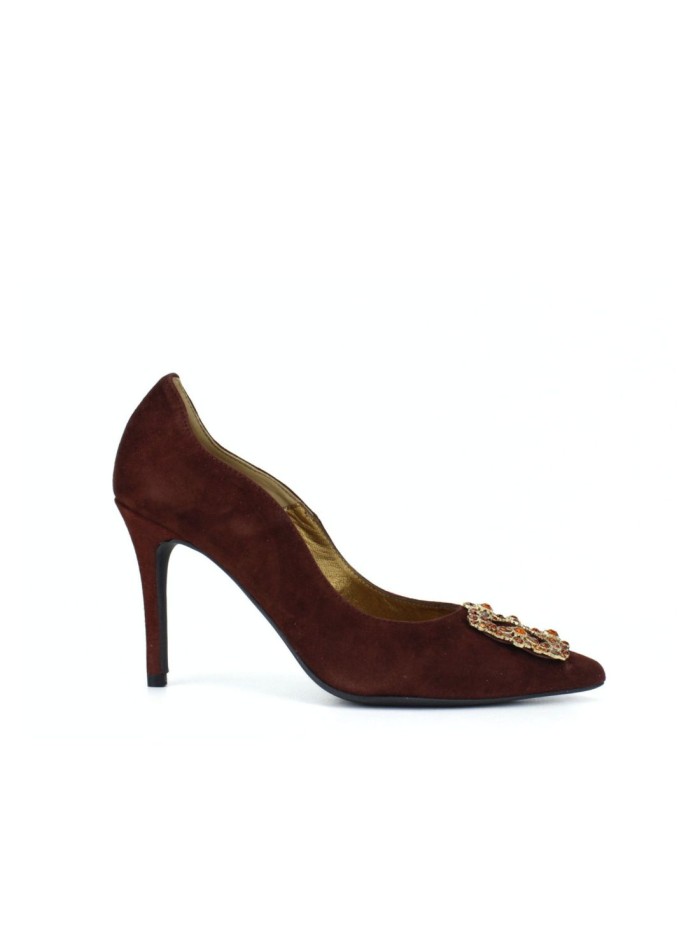 High-heeled shoes in burgundy with rhinestone embellishment
