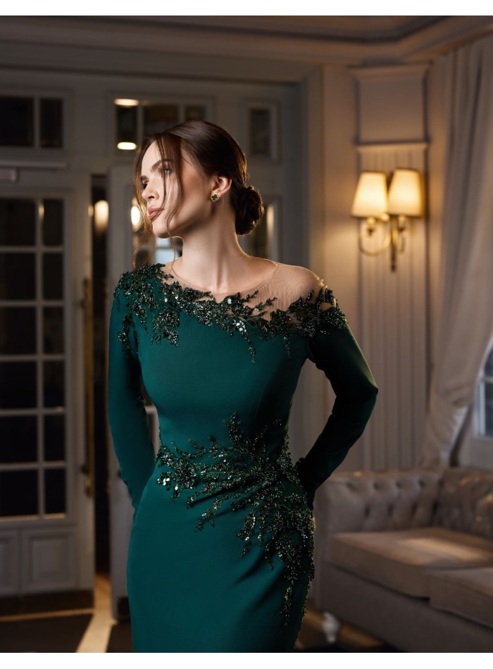 Robe de soirée longue avec corsage asymétrique et broderie