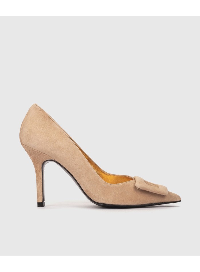 Beige pump with lined buckle