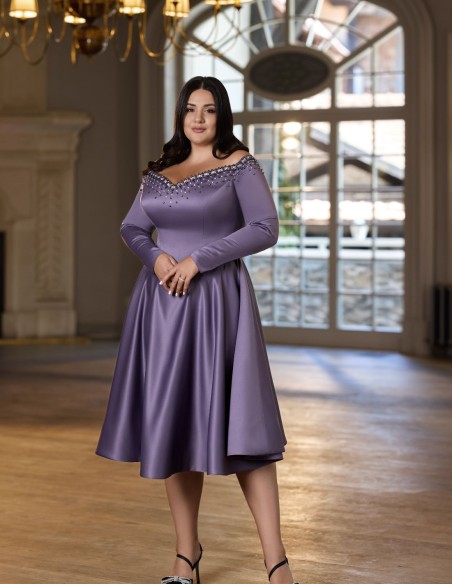 Robe d'invité en satin avec détails en strass