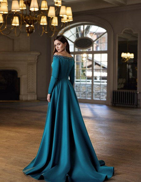 Vestido para invitada en satén con detalles de pedrería