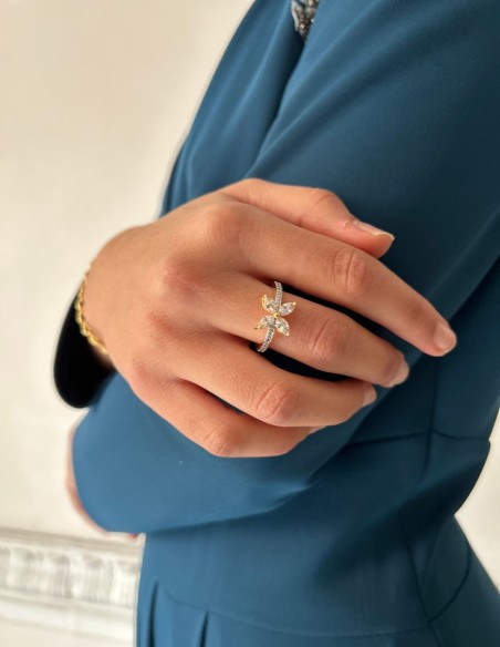 Adjustable flower ring with zirconia