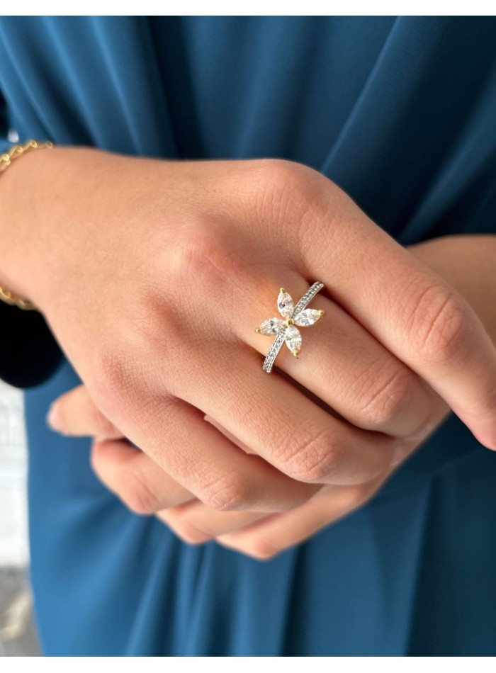 Adjustable flower ring with zirconia
