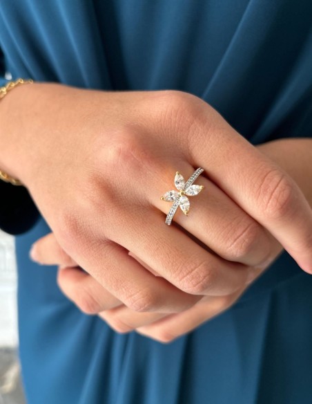 Adjustable flower ring with zirconia