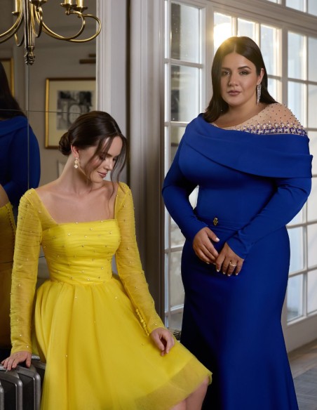 Vestido de fiesta largo con escote asimétrico y silueta godet