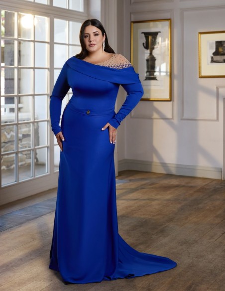 Robe de soirée longue avec encolure asymétrique et silhouette godet