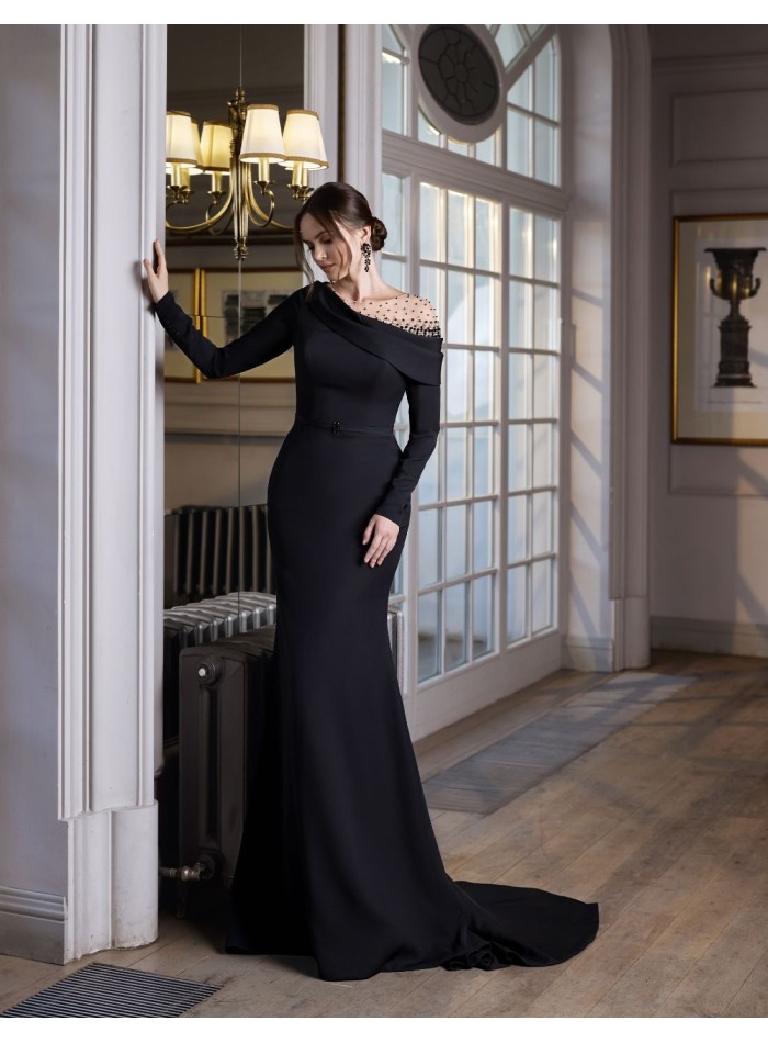 Robe de soirée longue avec encolure asymétrique et silhouette godet